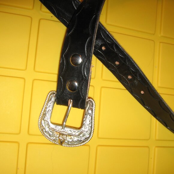 Black Leather Tooled Belt 1.5" x 46" 12 ga Conchos & Ornate Silver Buckle - Picture 2 of 5